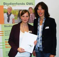 Bärbel Olfermann gratuliert der Studentin Kathrin Ising